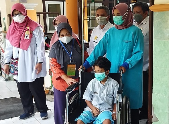 Afrizal diperbolehkan pulang usai dinyatakan sembuh oleh dokter (Foto / Metro TV)