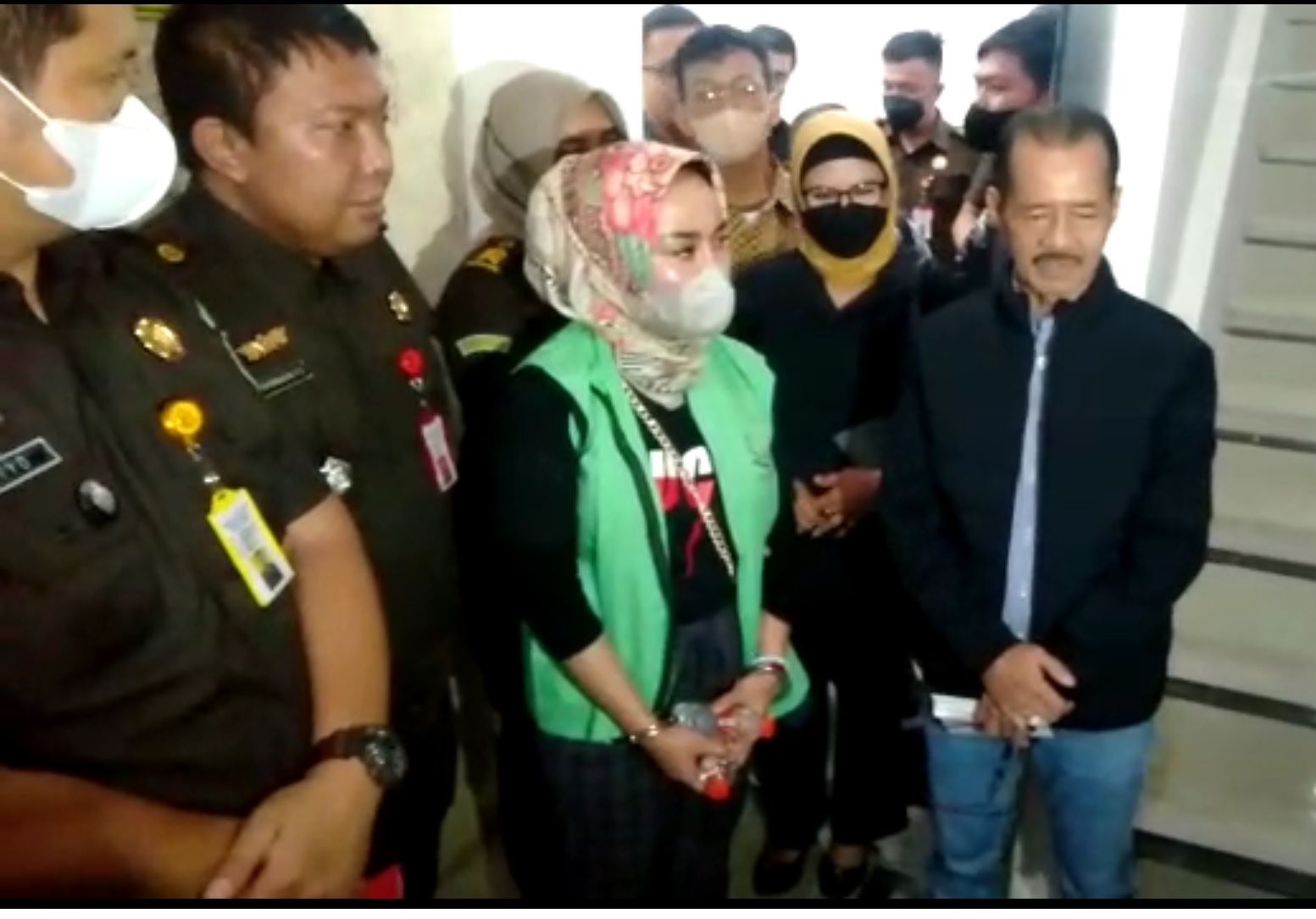 Kejari Tanjung Perak menerima pelimpahan Tahap II kasus dugaan penipuan dengan tersangka Medina Susani alias Medina Zein (Foto / Clicks.id)