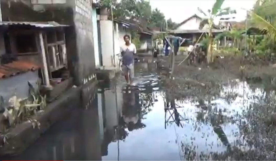 Banjir air warna hitam mengenangi dua desa di Tulunagung/metrotv