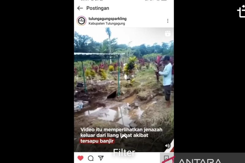 Foto tangkap layar video dengan latar gambar tempat pemakaman umum yang rusak tergerus banjir di Desa Padangan, Tulungagung (ANTARA/Destyan Sujarwoko)