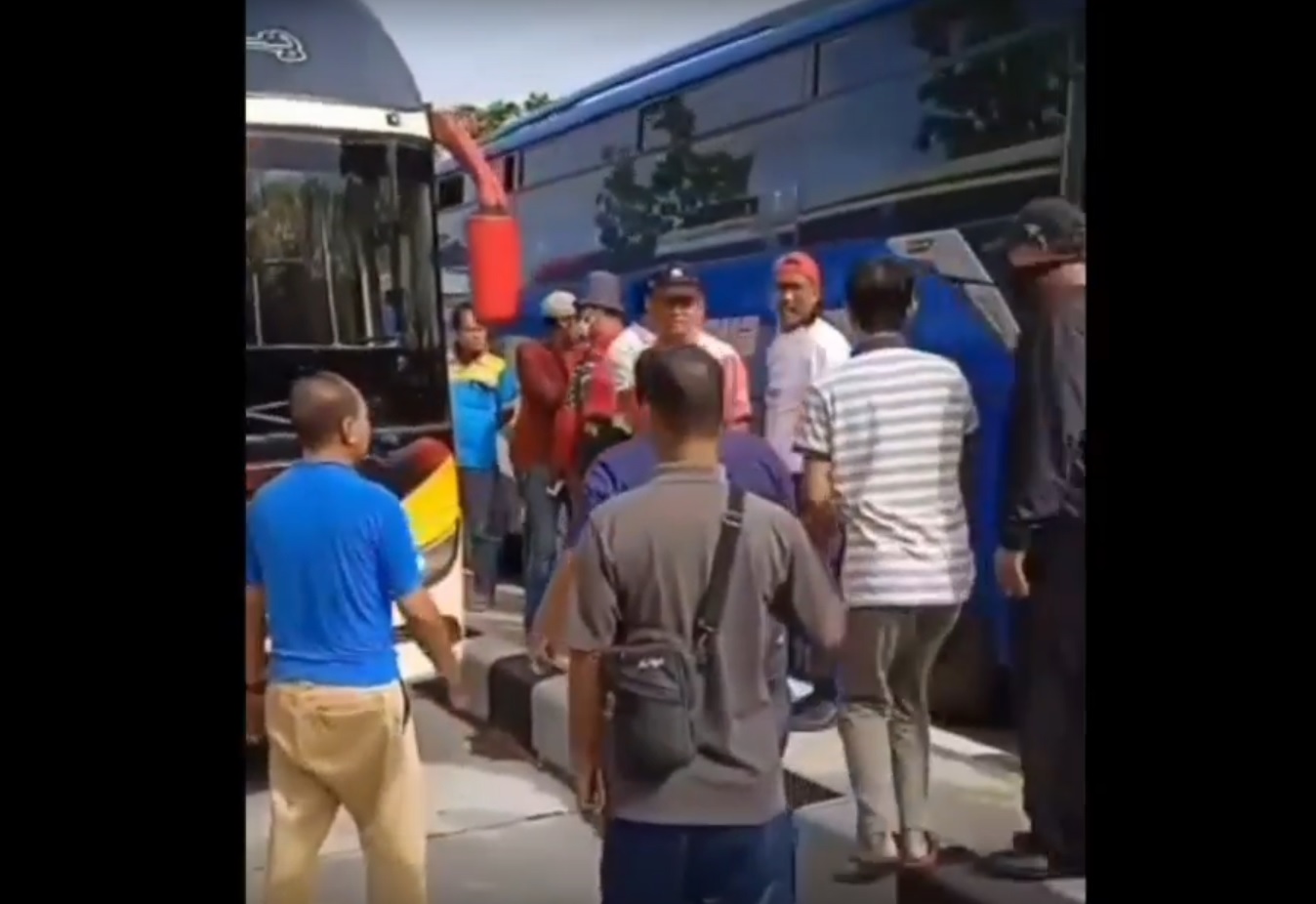 Bus Ngeblong di Jalur Duduk Sampean, Sopir Truk Ngamuk