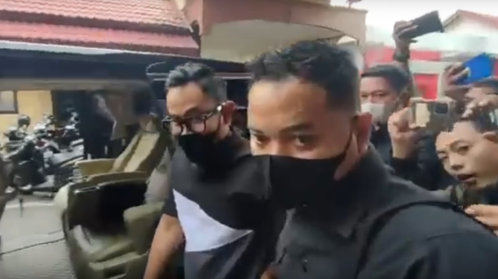 Presiden Arema FC, Gilang Widya Pramana atau karib disapa Juragan 99, memenuhi panggilan Polda Jawa Timur (Foto / Metro TV)