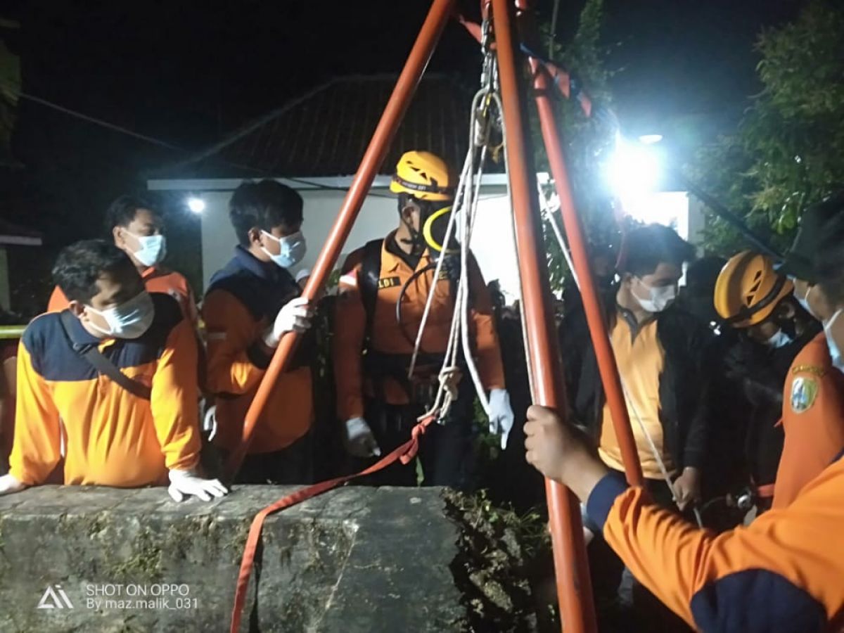 Evakuasi korban dari dalam sumur (Foto / Metro TV)