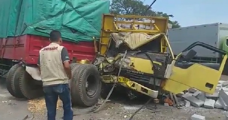 Diduga Ugal-Ugalan, Truk Bata Tabrak Truk Gandeng di Pasuruan, Lalu Lintas Macet 2 Arah