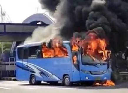 Bus pariwisata terbakar di Tol Menanggal (Foto / Istimewa)