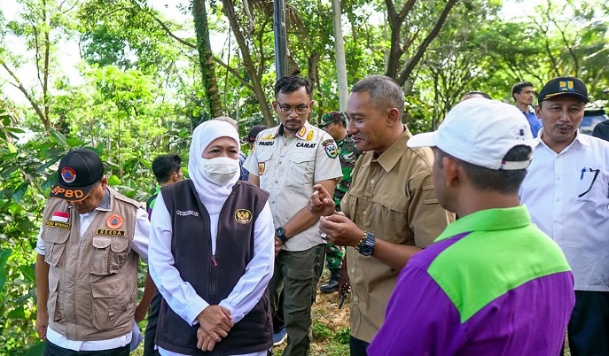 Gubernur Jawa Timur (Jatim) Khofifah Indar Parawansa meninjau lokasi rencana lahan relokasi warga terdampak bencana tanah gerak di Desa Sukorejo, Kecamatan Sudimoro, Kabupaten Pacitan (Foto / Metro TV)