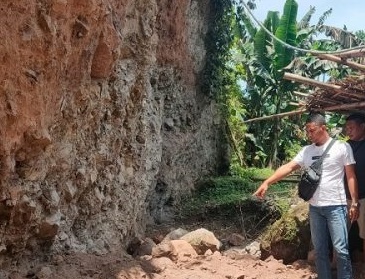 Tebing Runtuh, Kakek Pemecah Batu Tewas Tertimbun