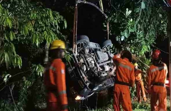 Petugas mengevakuasi mobil yang terperosok sungai di Jemur Sari, Surabaya/ist