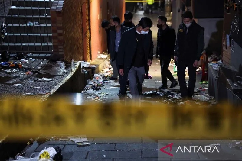 nyidik memeriksa tempat kejadian di mana banyak orang tewas dan terluka karena terinjak-injak saat festival Halloween di Itaewon, Seoul, Korea Selatan, (30/10/2022). Hingga Minggu (30/10) dini hari, pihak berwenang setempat menyatakan 146 orang meninggal 