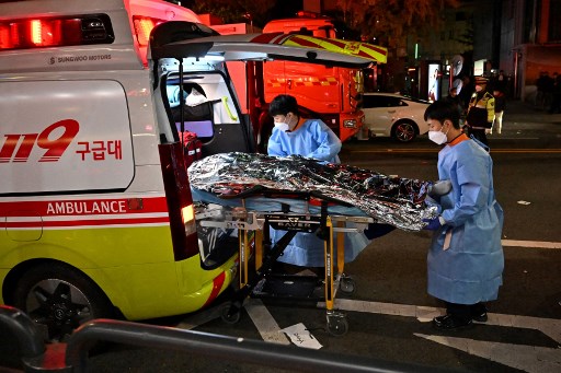 Korban meninggal terhimpit di Perayaan Hallowen di Korsel dibawa dengan ambulans. Foto: AFP
