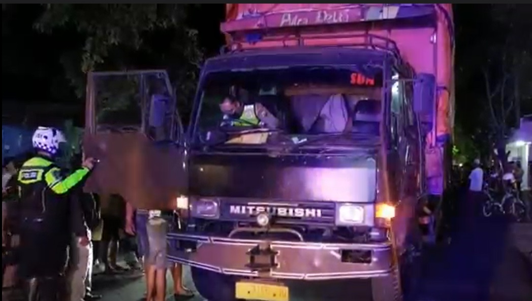 Istri Dibonceng Suami Tewas Terlindas Truk