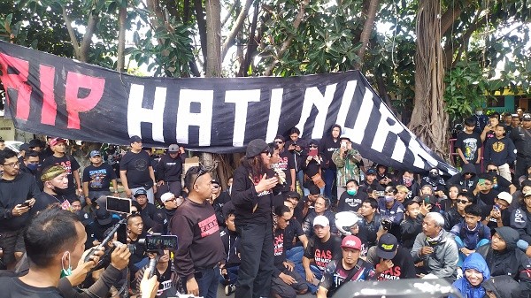 Ratusan suporter Arema FC, Aremania menggelar aksi demo di depan kantor Kejaksaan Negeri (Kejari) Kota Malang, Jawa Timur, Senin 31 Oktober 2022.