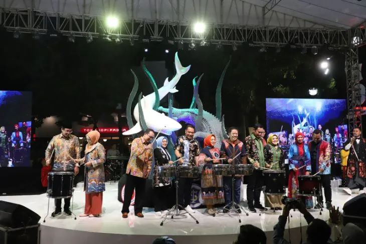 Wali Kota Surabaya Eri Cahyadi bersama sejumlah kepala daerah di Jatim berseragam batik sedang memainkan alat musik di acara 