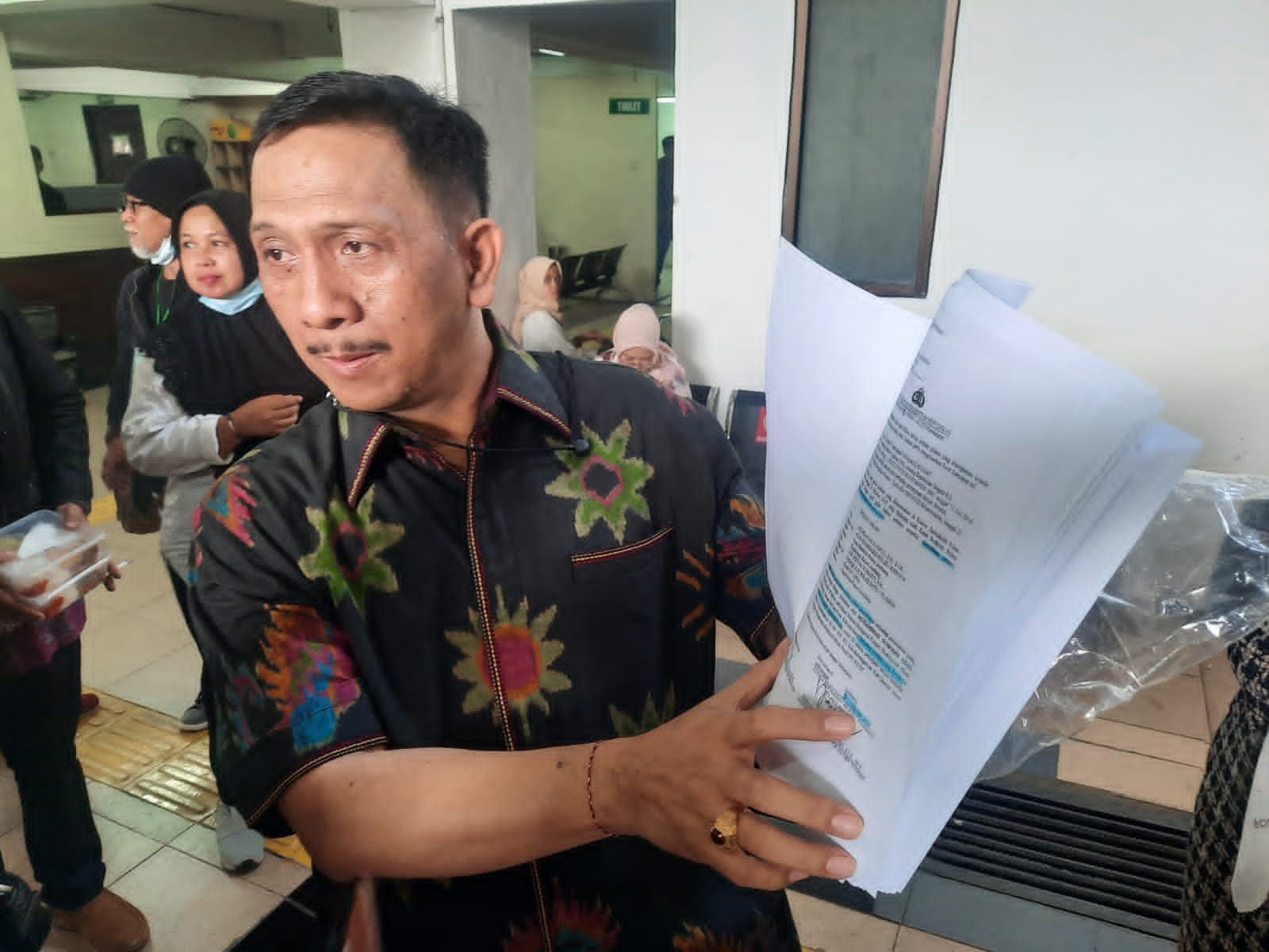 Ketua Tim Kuasa Hukum MSAT, Gede Pasek Suardika saat menunjukkan duplik atau jawaban dari replik jaksa. (Foto / Istimewa)