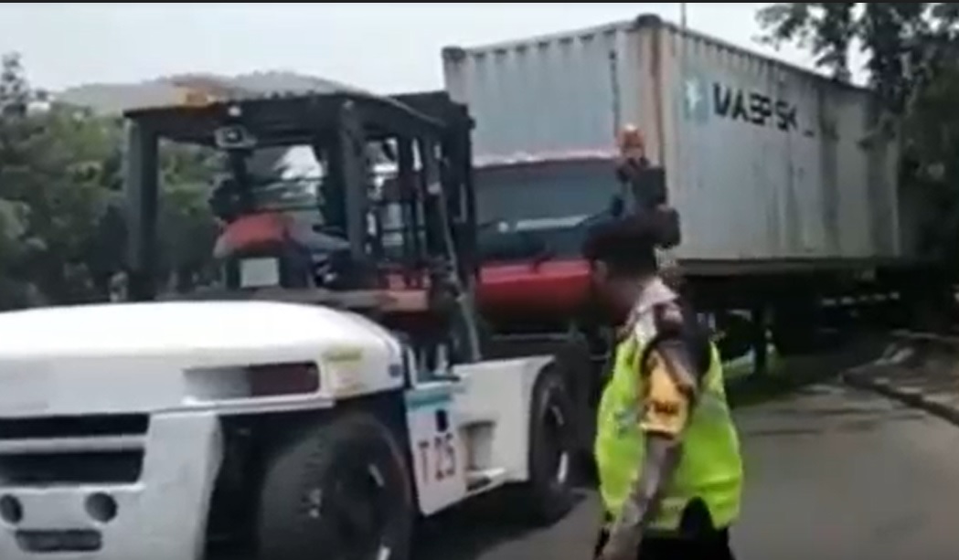 Petugas mengevakuasi truk yang menabrak pembatas jembatan layang di Trosobo, Sidoarjo/metrotv