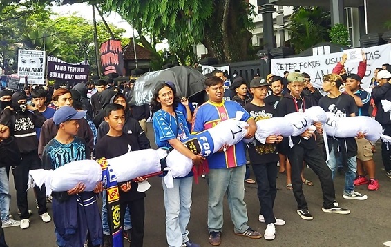 Ribuan Aremania menuntut pengusutan Tragedi Kanjuruhan (Foto / Metro TV)