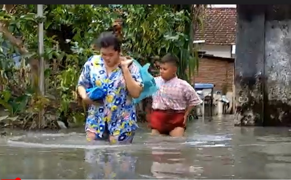 Banjir bercamput limbah pabrik merendam Desa Sidorejo, Tulungagung/metrotv