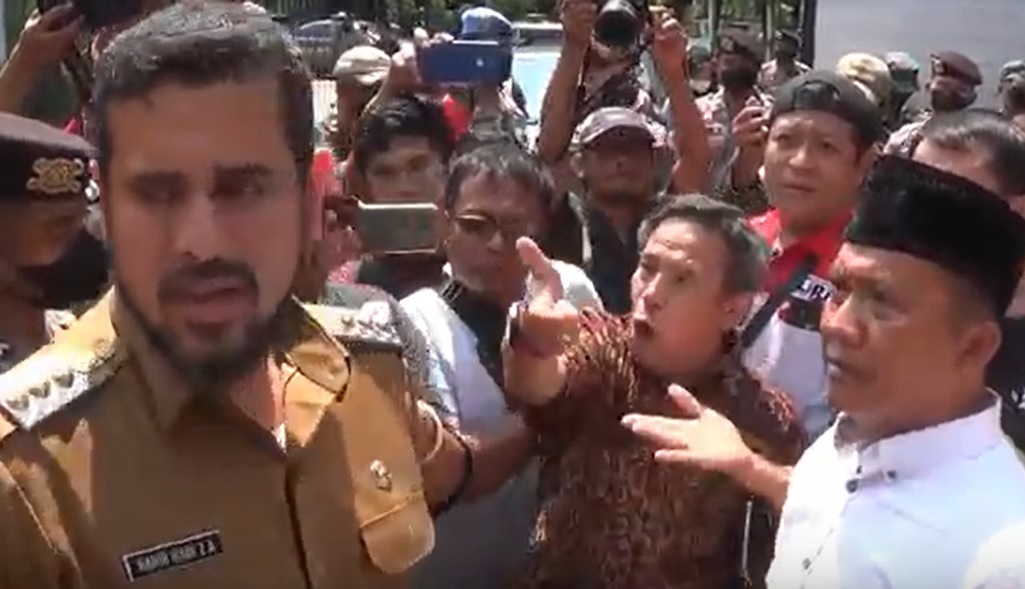  Wali Kota Probolinggo Habib Hadi Zaenal Abidin terlibat adu mulut dengan pengelola Rumah Karaoke 88/metrotv