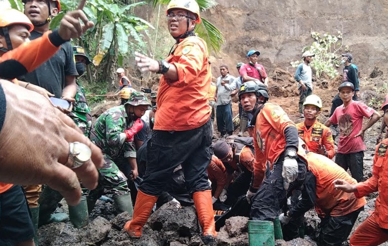 Proses pencarian korban hilang tertimbun longsor di Malang (Foto / Istimewa)