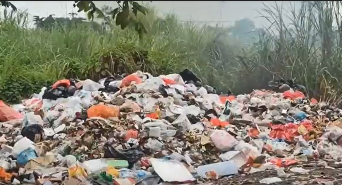 Tumpukan sampah di Jalan KH Ali Mas'ud, Sidoarjo/metrotv
