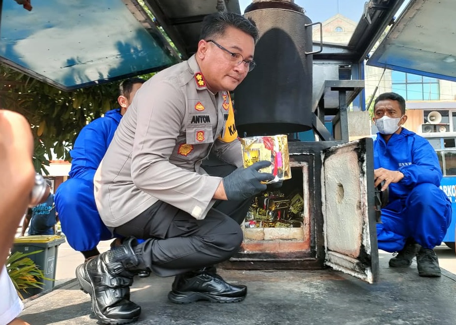 Kapolres Pelabuhan Tanjung Perak AKBP Anton Elfrino Trisanto saat memasukkan narkoba ke mesin incenerator (Foto / Istimewa)