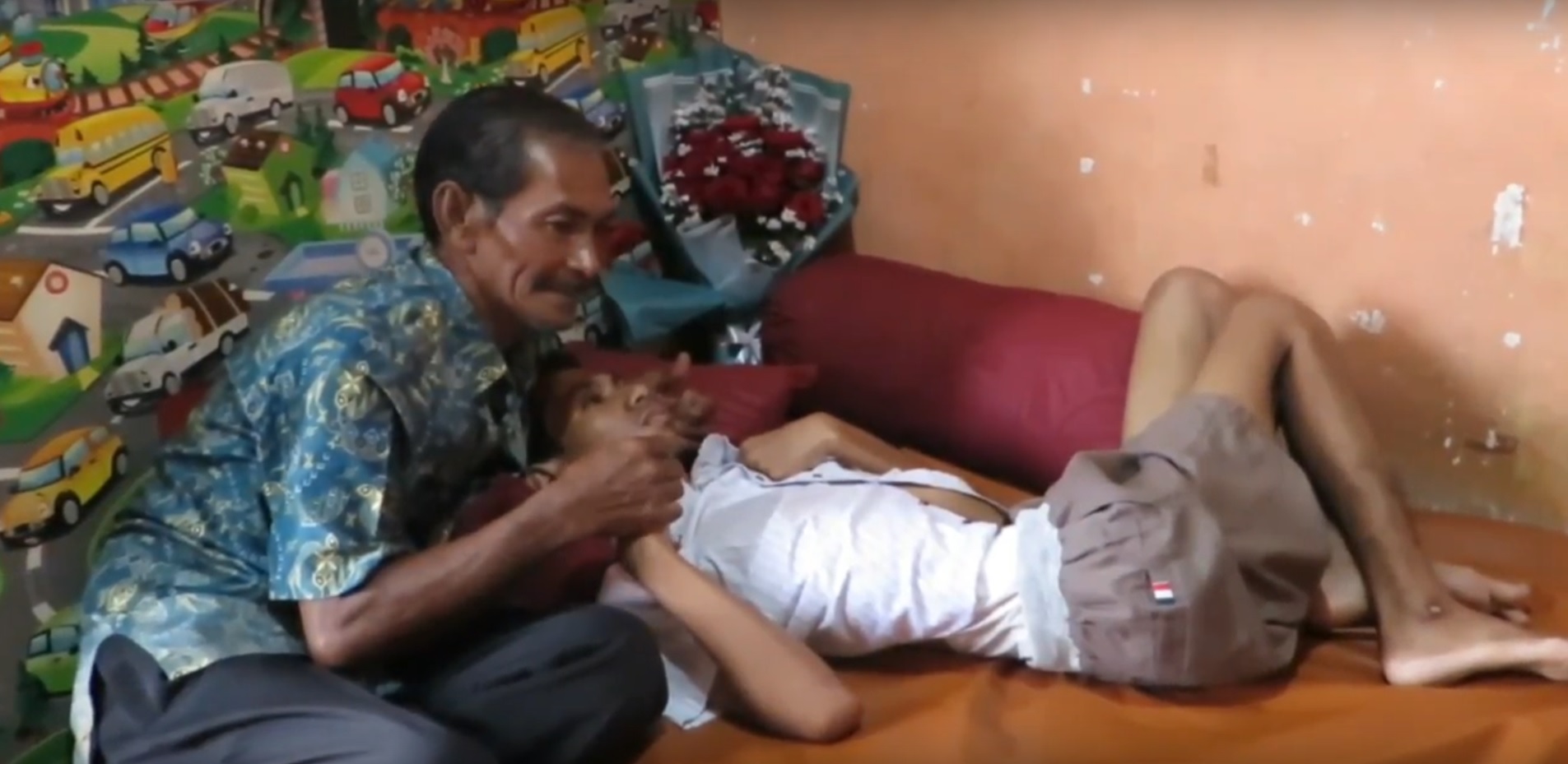 Fiki Hermansyah berbaring di rumah ditemani sang ayah (Foto / Metro TV)