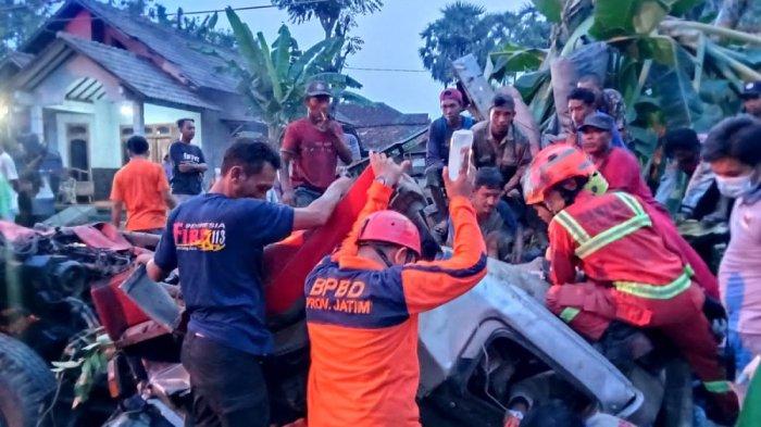 Proses evakuasi pasutri yang terjebit di dalam kabin (Foto / Istimewa)