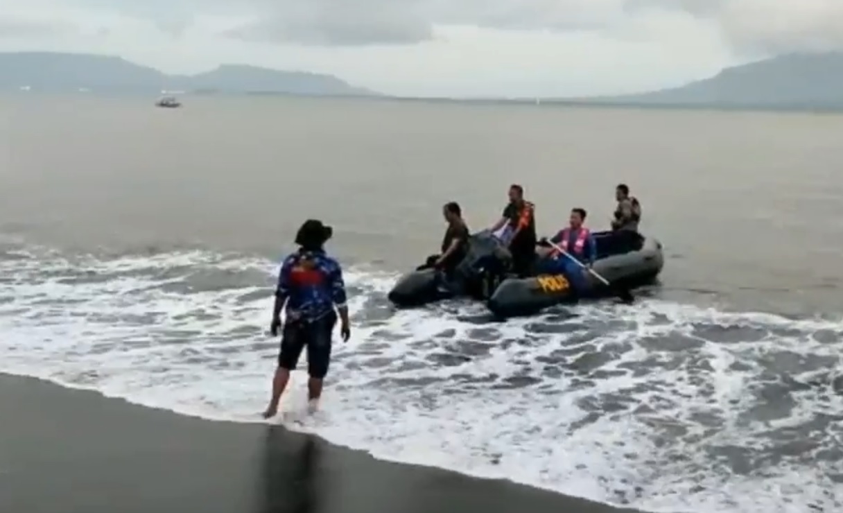 Proses pencarian Irga Putra yang hilang di pantai Cacalan, Banyuwangi ( Foto / Metro TV)