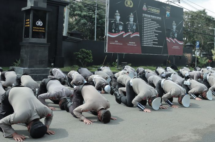 ANTARA/HO-Humas Polresta Malang. Sejumlah polisi melakukan aksi sujud massal usai apel pagi di halaman Polresta Malang, Jawa Timur, Senin (10/10/2022)  