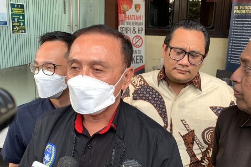 Ketum PSSI Mochamad Iriawan alias Iwan Bule memberi pernyataan kepada wartawan usai diperiksa di Mapolda Jatim, Surabaya, Kamis, 3 November 2022.  Antara/ Willy Irawan