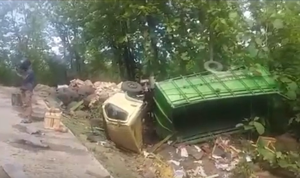 Kondisi truk yang terguling di jalur Baluran, Situbondo/metrotv