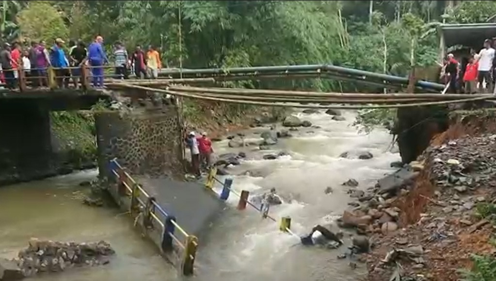 Warga bergotong royong mendirikan jembatan darurat dari bambu/metrotv