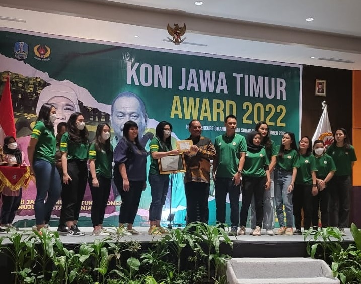 Tim Basket Putri menerima penghargaan KONI Jatim Award 2022/ist