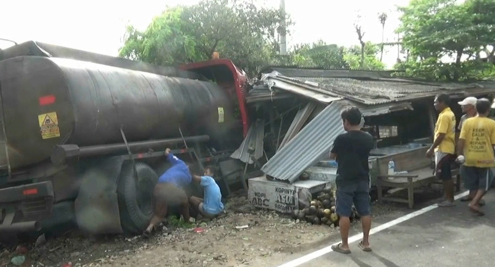 Kondisi truk tanki oli usai menabrak truk parkir, pohon dan warung (Foto / Istimewa)