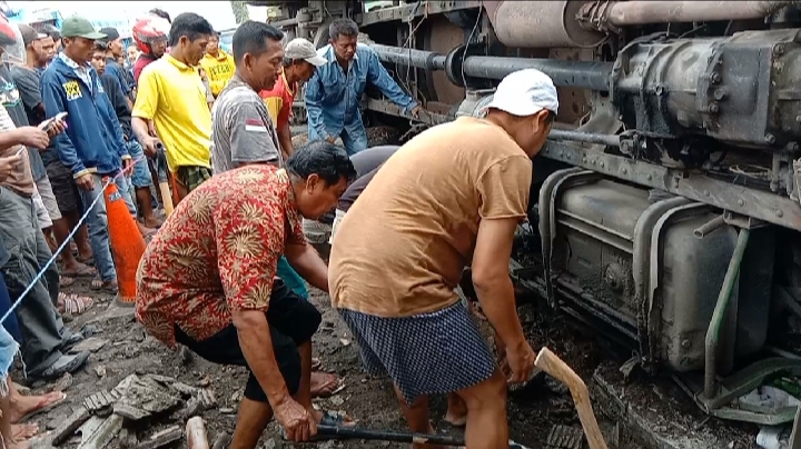 Proses evakuasi korban yang terjepit tangki truk (Foto / Istimewa)