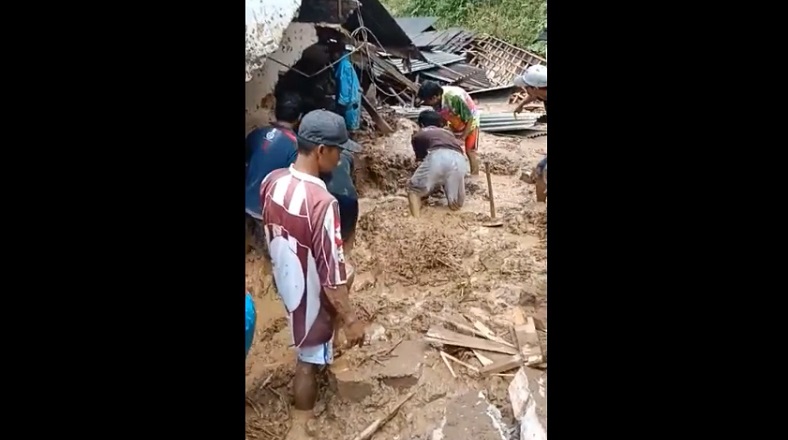 Warga mencoba menyelamatkan nenek Tije yang tertimbun longsor (Foto / Istimewa)