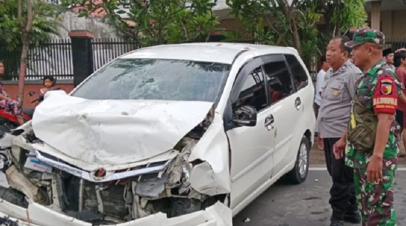 Kondisi mobil mantan ketua Bawaslu Amin usai terlibat kecelakaan (Foto / Antara )