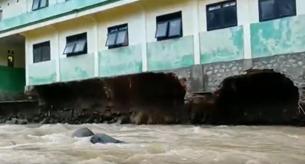 Kondisi pondasi gedung SMP Islam Munjungan yang tergerus air sungai/metrotv