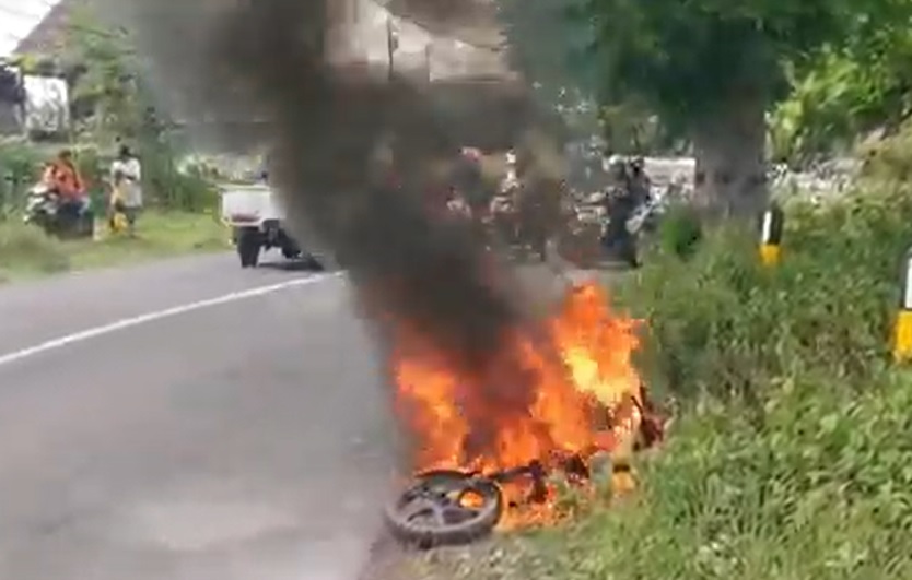 Motor terbakar di Jalan Raya Mantup, Lamongan/metrotv