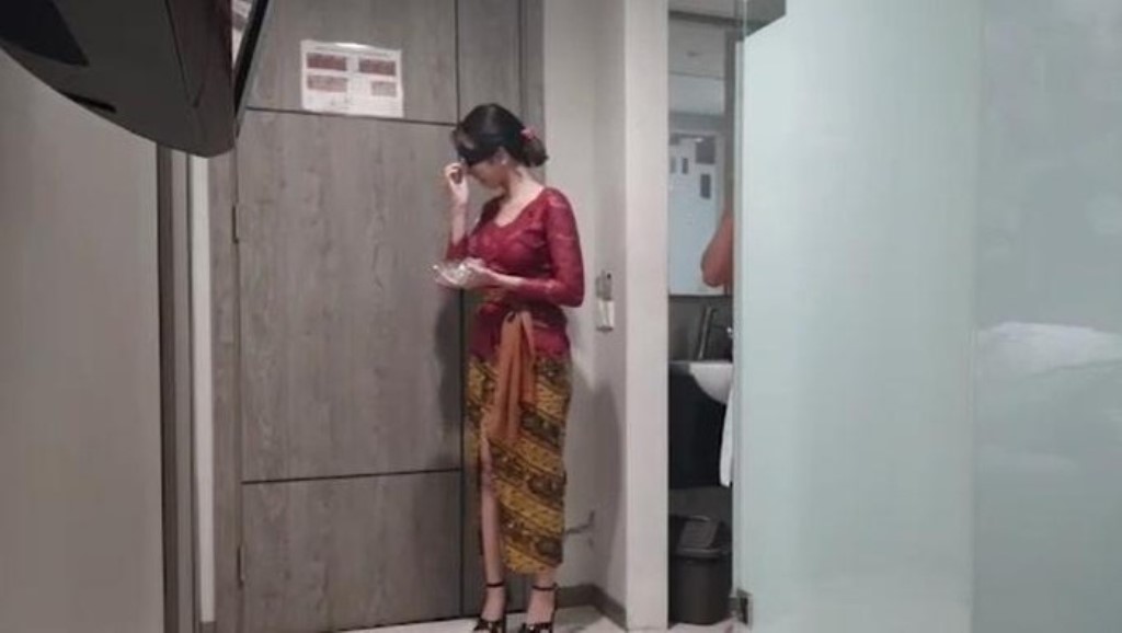 Pemeran wanita video kebaya merah. (Istimewa)