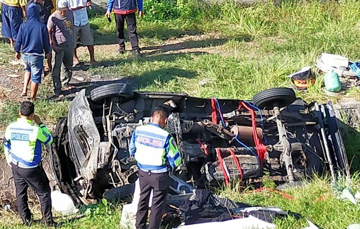 Polisi dibantu warga saat mendatangi lokasi kecelakaan dan menolong penumpang pikap (Foto / Istimewa)