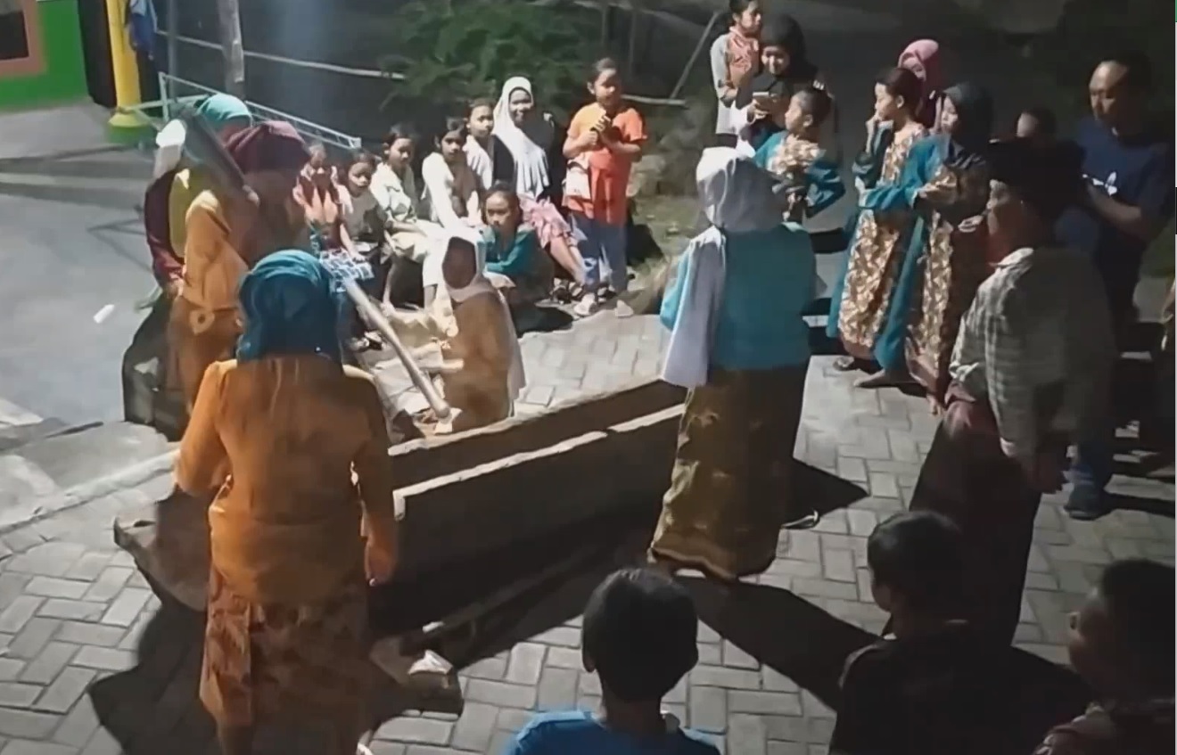 Tradisi tabuh lesung dilakukan saat gerhana bulan (Foto / Metro TV)