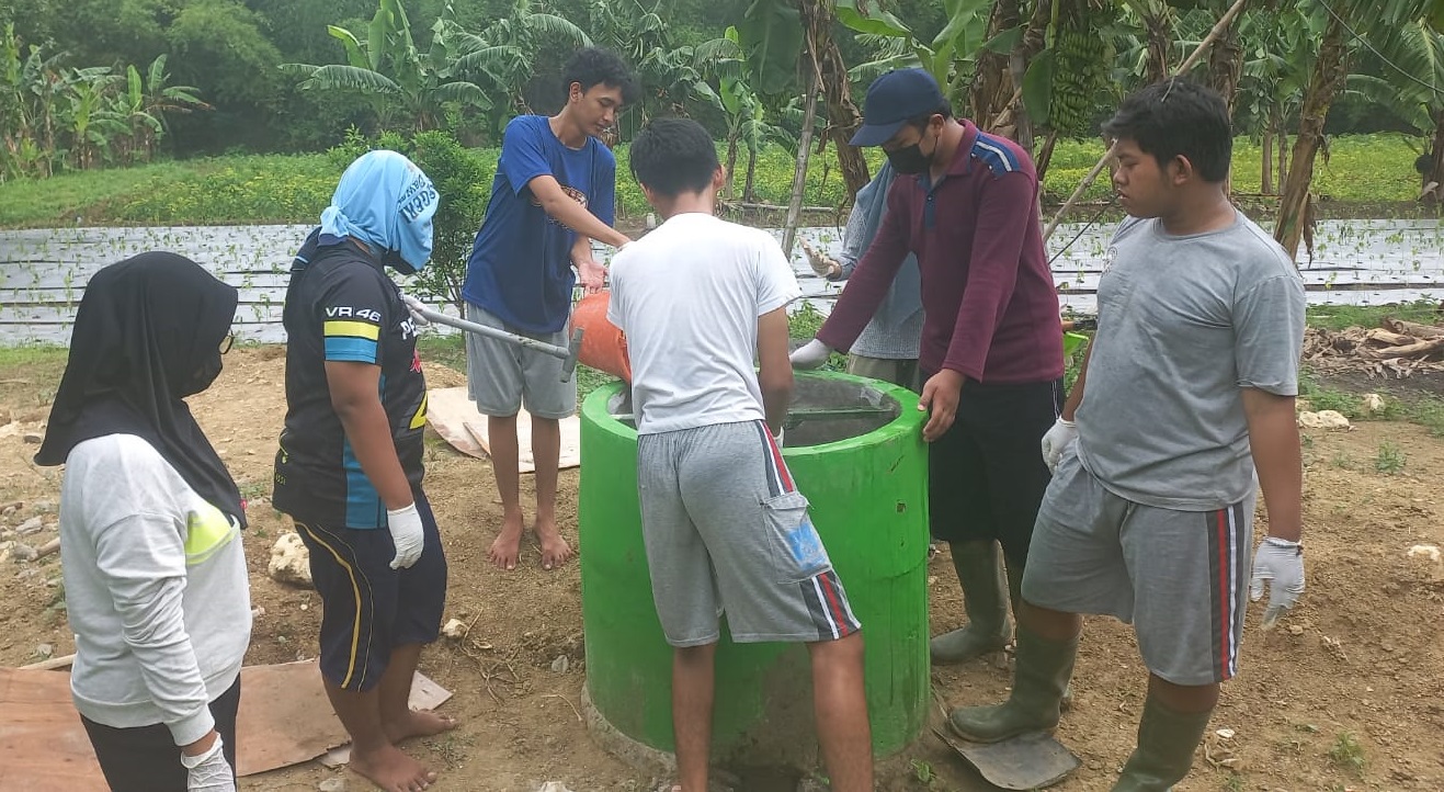 Mahasiswa Unusa latih warga membuat bio gas dari kotoran sapi (Foto / Istimewa)