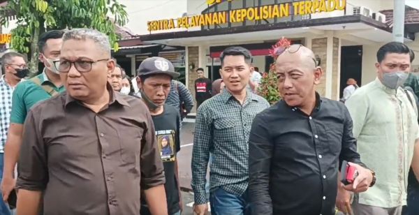 Ayah Korban Tragedi Kanjuruhan Laporkan PSSI, Polisi hingga PT LIB Dugaan Pembunuhan Berencana