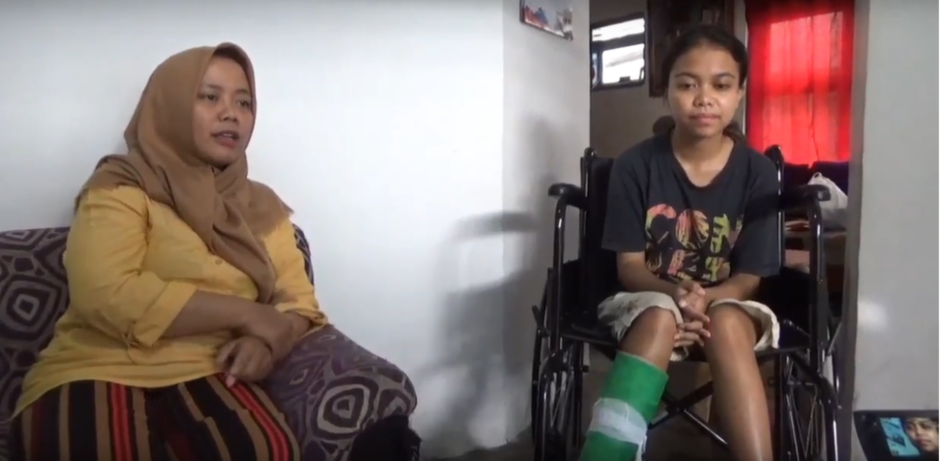 Dian Puspita Putri masih duduk di kursi roda ditemani ibunda (Foto / Metro TV)