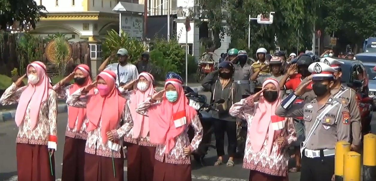 Hari Pahlawan, Pelajar dan Pengendara di Jombang Heningkan Cipta di Jalan Raya