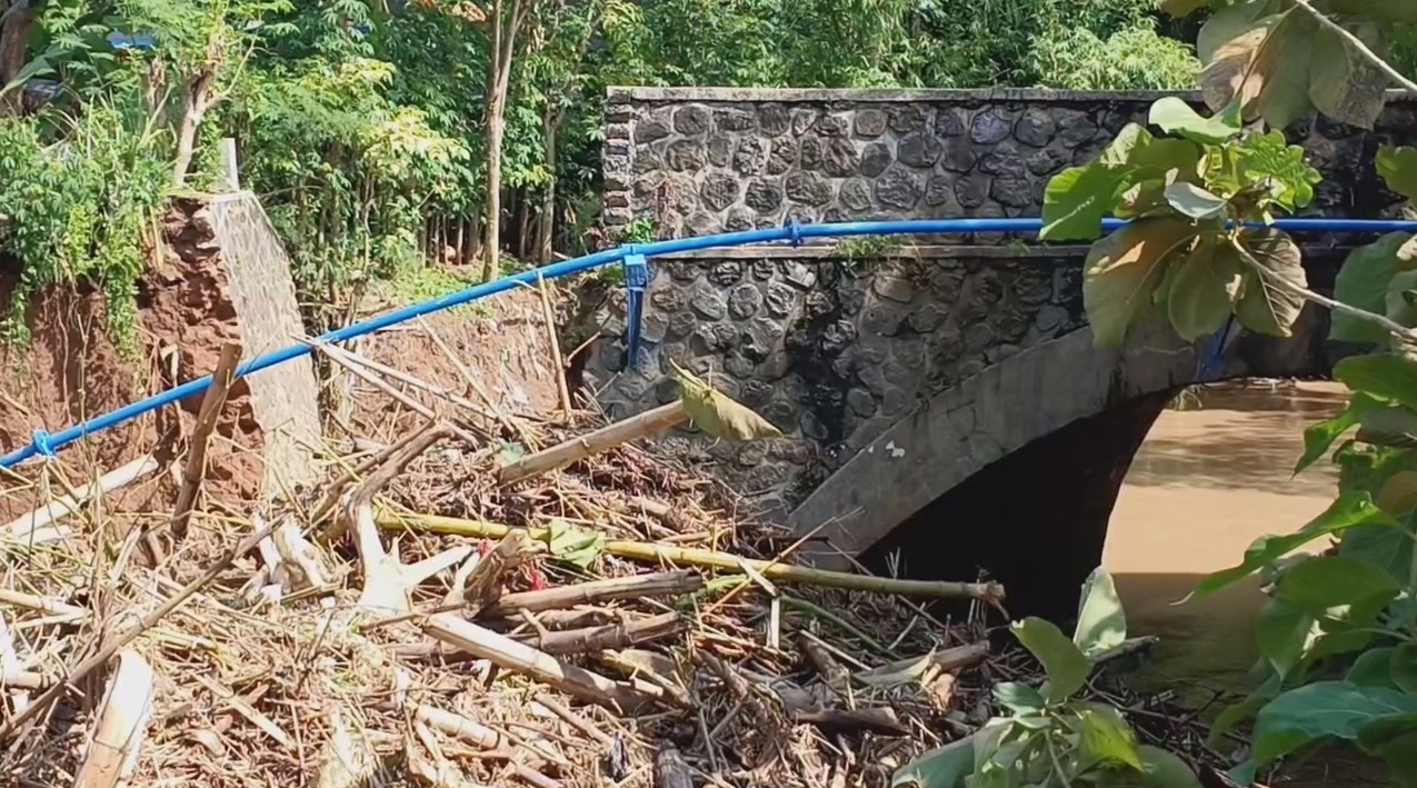 Kondisi jembatan ambrol memutus akses di Desa Kunti, Ponorogo (Foto / Metro TV)