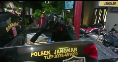 Ditpolairud  Polda Jatim berhasil menggagalkan upaya pengiriman 5 ribu bahan detonator bom ikan di Pelabuhan Situbondo/metrotv