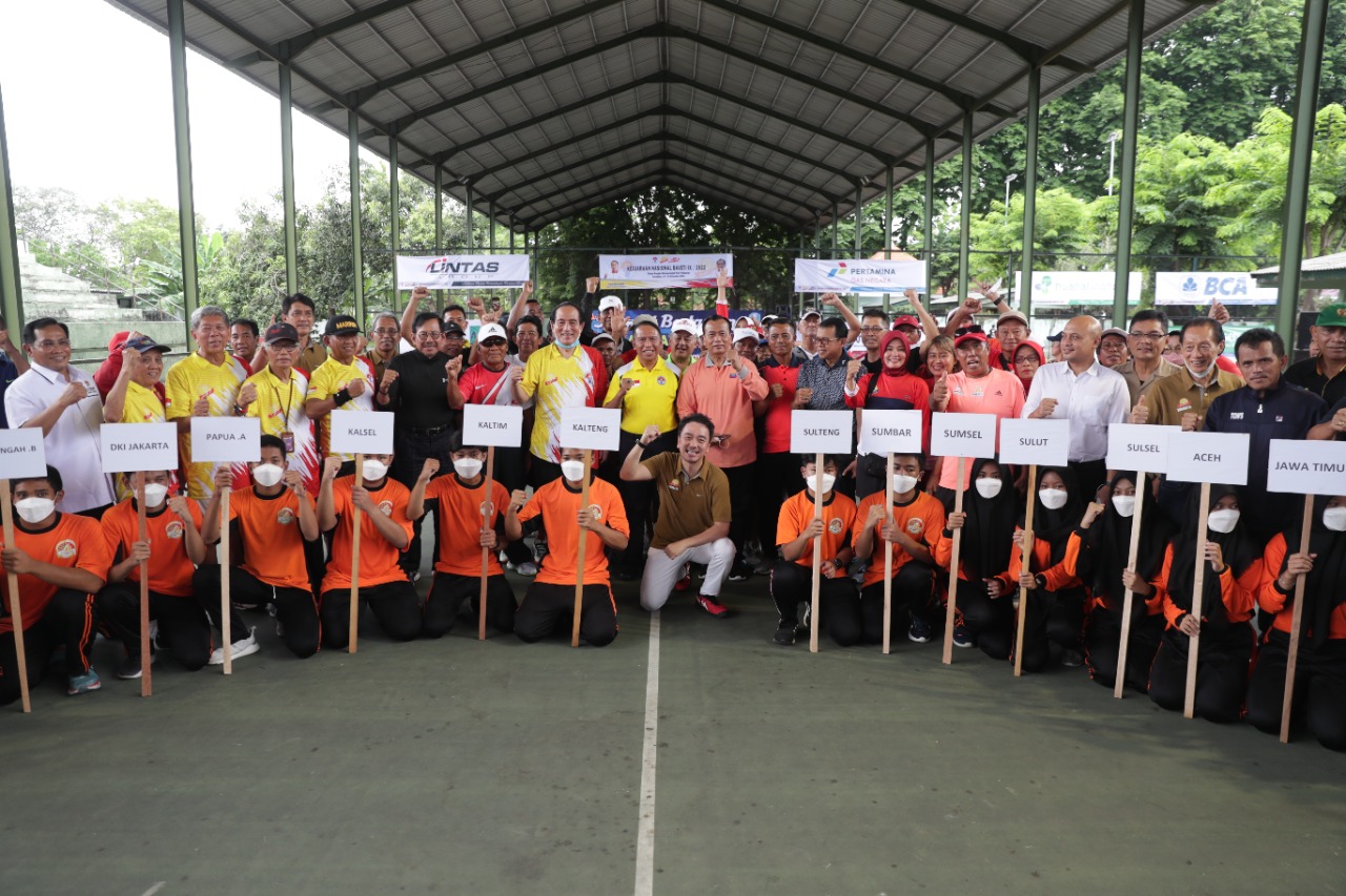 Menpora  Zainudin Amali bersama peserta Kejurnas Baveti di Lapangan Tenis Kodam V Surabaya/ist