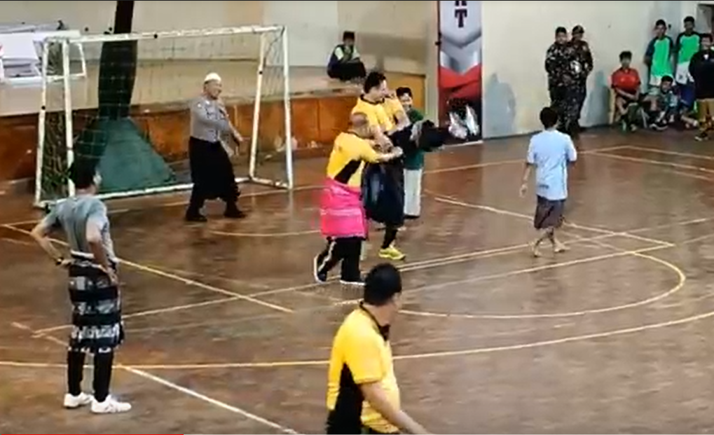 Futsal Sarungan, Cara Polisi dan Santri Ponorogo Peringati Hari Pahlawan